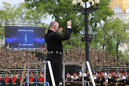 На Площади Славы в Хабаровске участники фестиваля «Амурские волны 2023» дали концерт для военнослужащих и юнармейцев