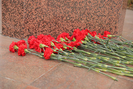 Возложение цветов в День государственности Якутии