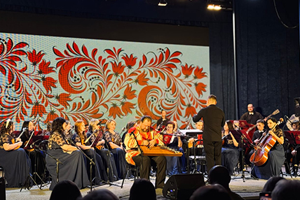 Новое имя и гусли звончатые: Оркестр в Алдане дал именинный концерт