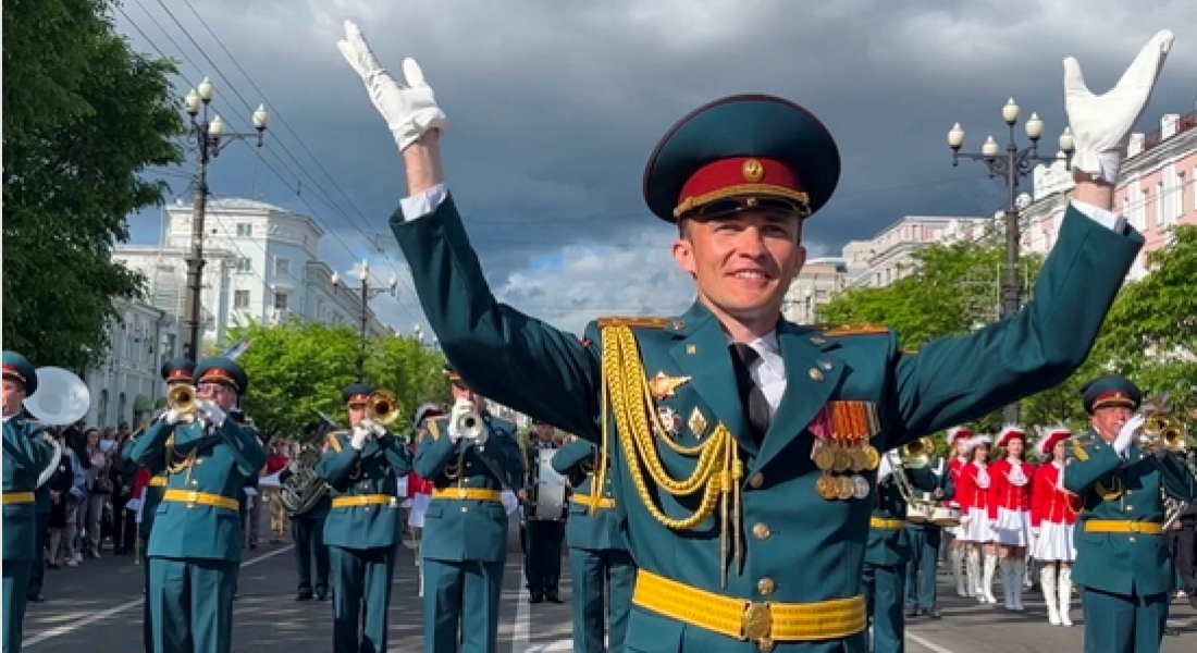 В Хабаровске состоялся масштабный марш-парад военных оркестров-участников фестиваля «Амурские волны»