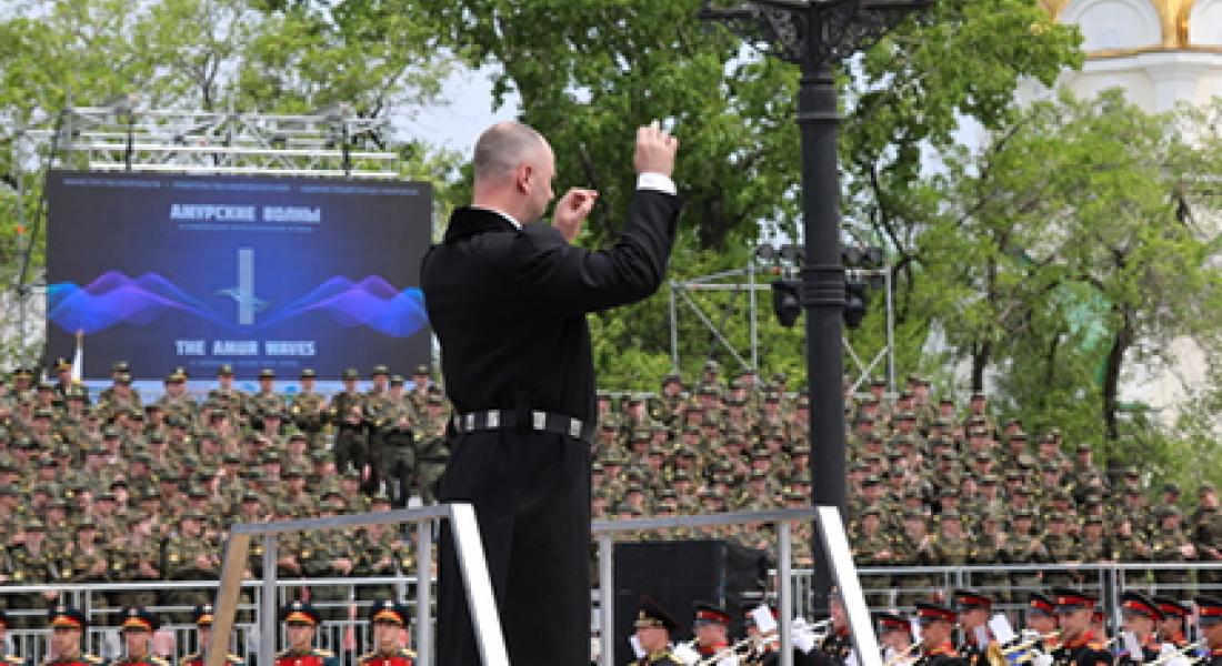 На Площади Славы в Хабаровске участники фестиваля «Амурские волны 2023» дали концерт для военнослужащих и юнармейцев