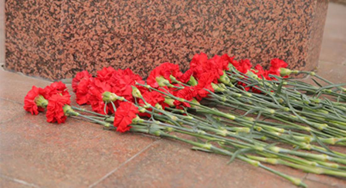 Возложение цветов в День государственности Якутии